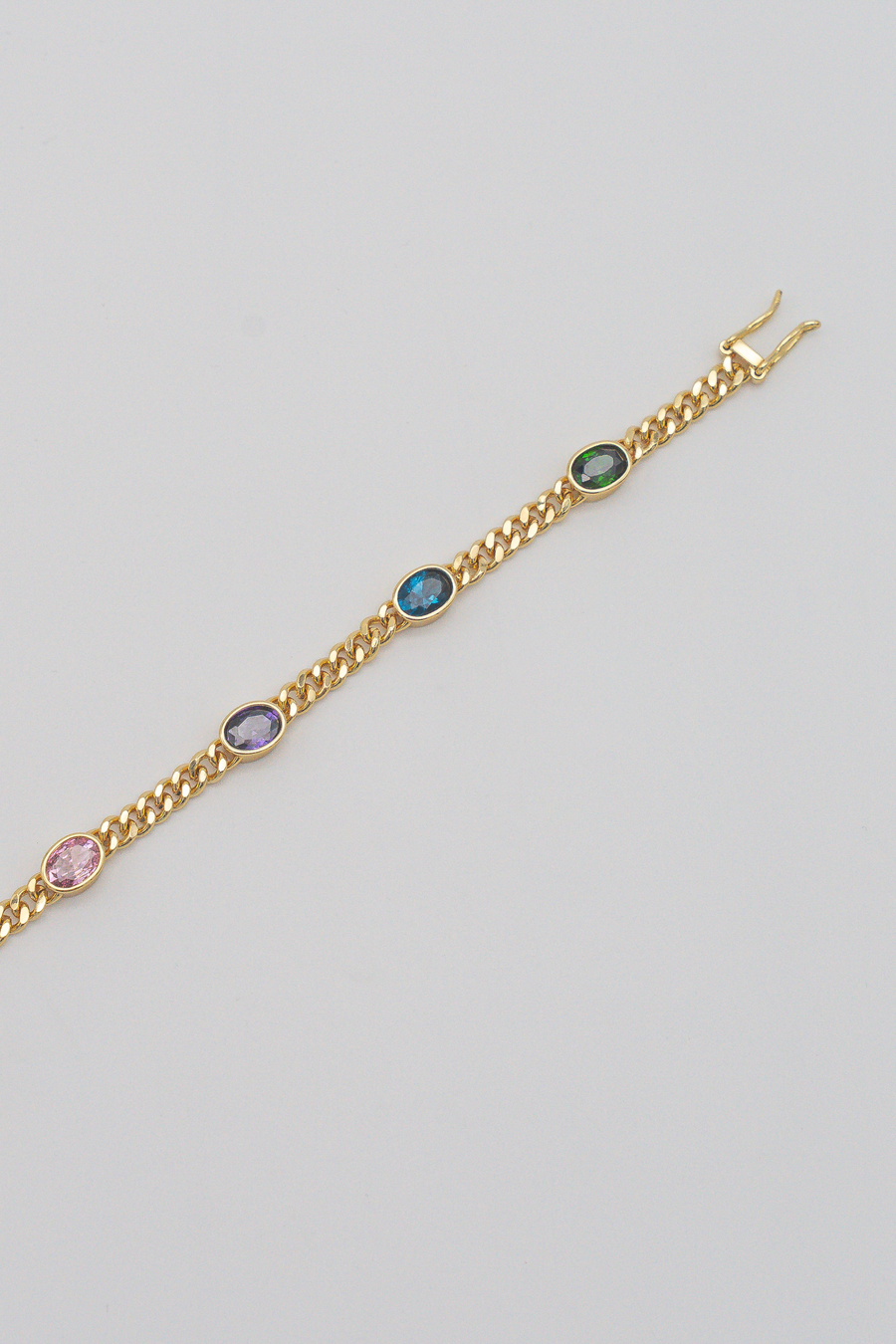 Goldenes Panzerarmband mit bunten Steinen — Detail