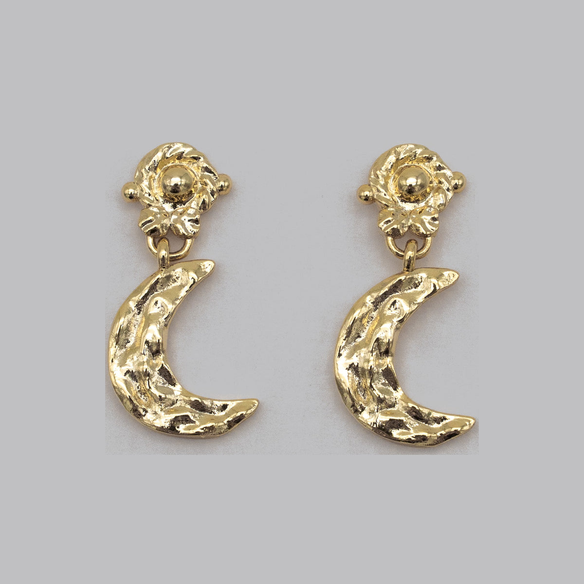 Moon Earring Gold — Detail