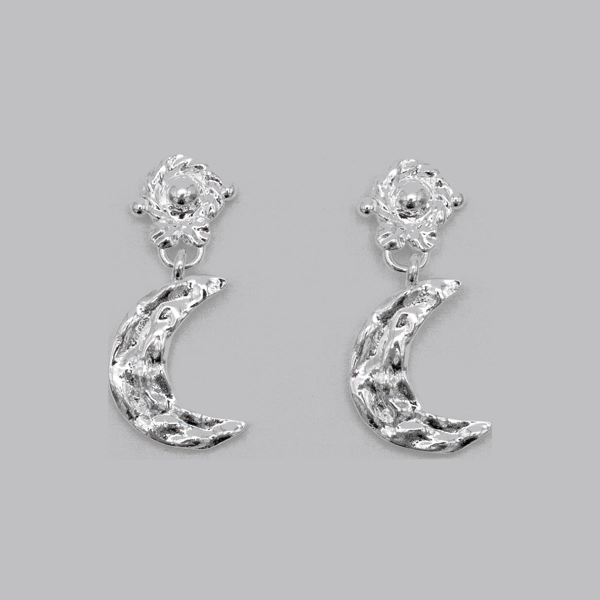 Moon Earring Silver — Detail