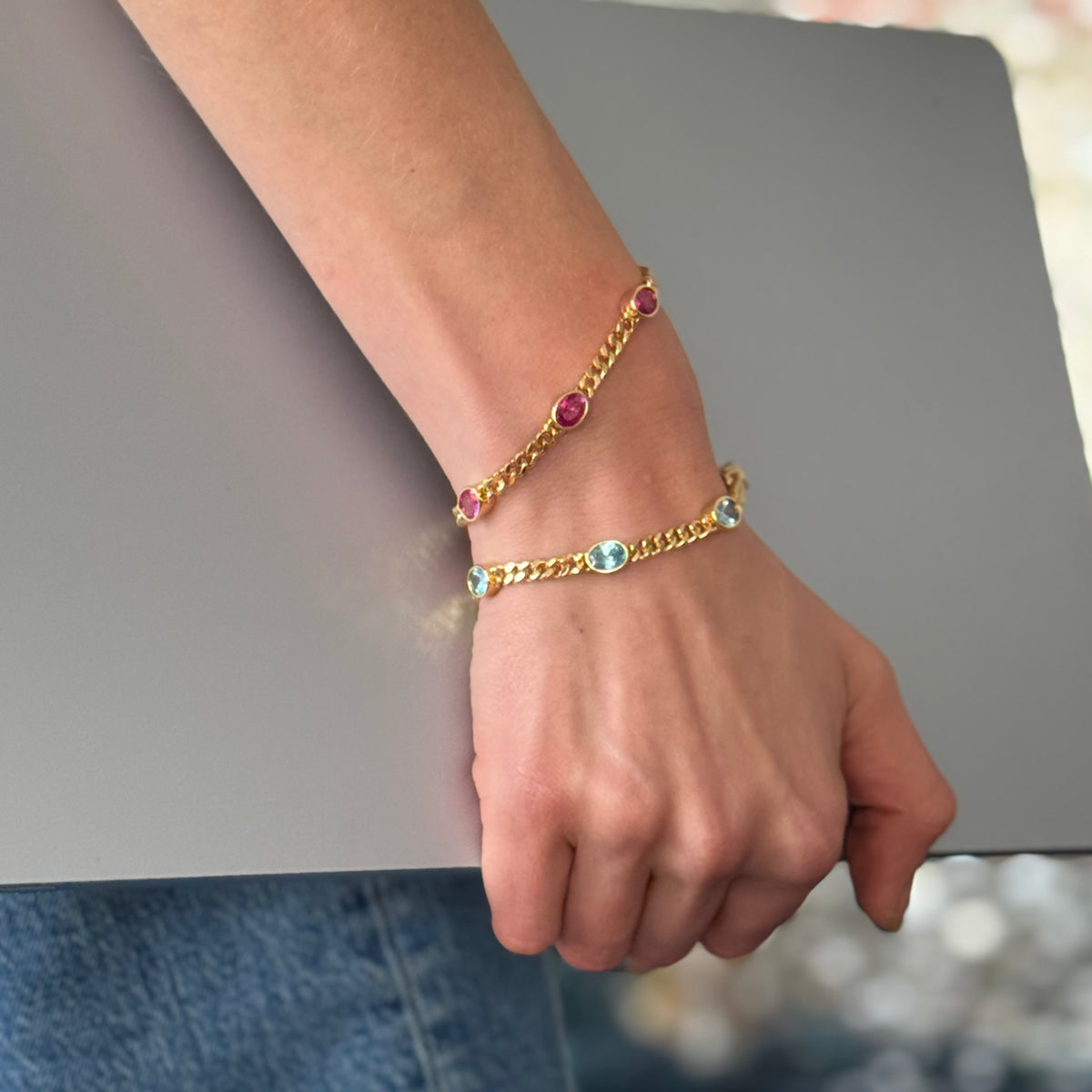 Aura Bracelet Gold Blue — Close-up