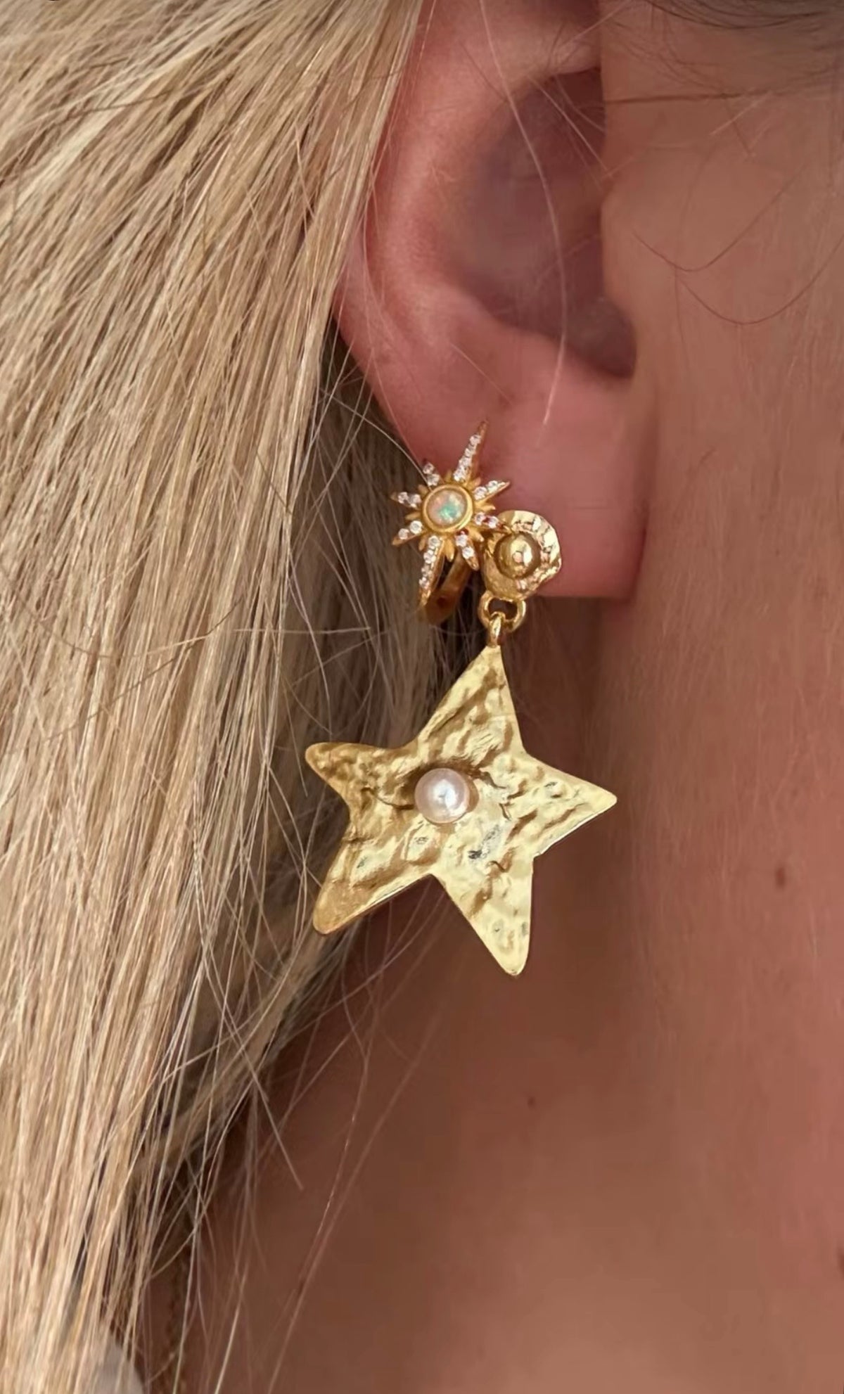 Star Earring Gold Pearl — Close-up