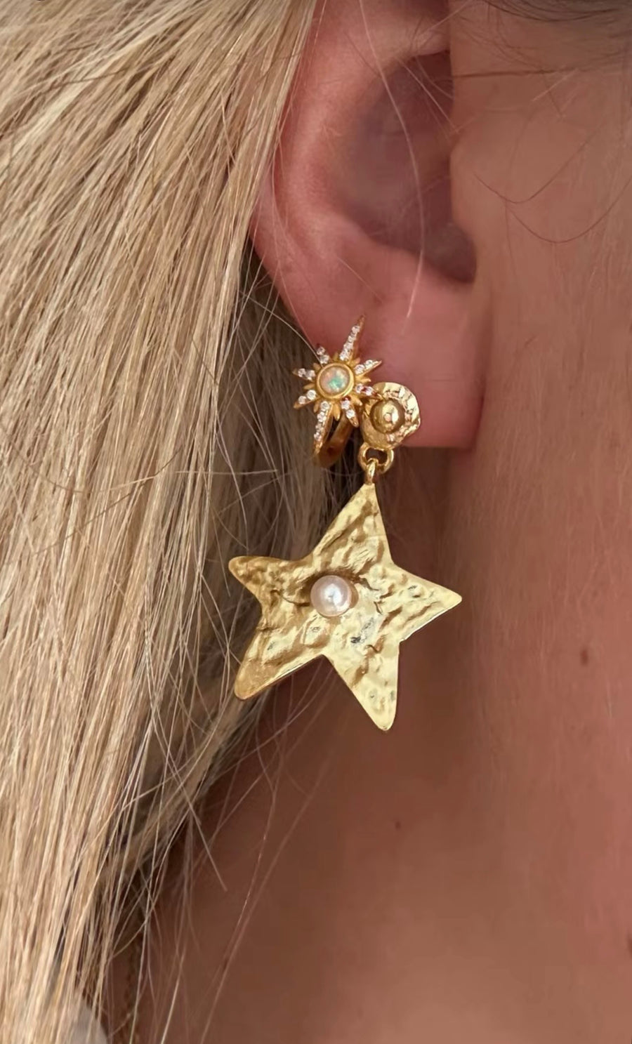 Goldene Stern Ohrringe mit Perle — Detail